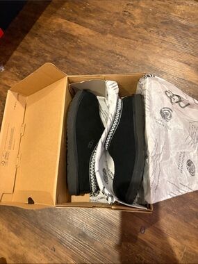 Ugg kids size 6 in women’s it’d be a 8 worn a few times in the color black